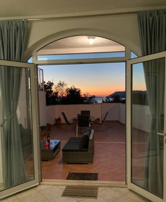 Lovely Split Level Apartment With Sea View, Pool, Free Parking And Wifi Cavtat Exterior foto